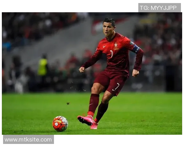 足球明星海报大画展现传奇球员风采与激情瞬间的艺术之旅